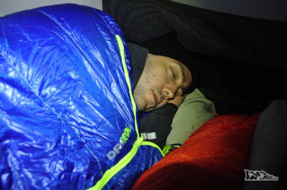 Dormindo o sono dos justos, após um dia de caminhada até o Castelo do Açu, no Parque Nacional da Serra dos Órgãos, no Rio de Janeiro